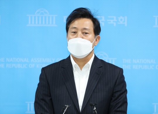 오세훈 전 서울시장이 7일 서울 여의도 국회 소통관에서 기자회견을 열고 내년 4·7 서울시장 선거에 조건부 출마 의사를 밝혔다. 연합뉴스.